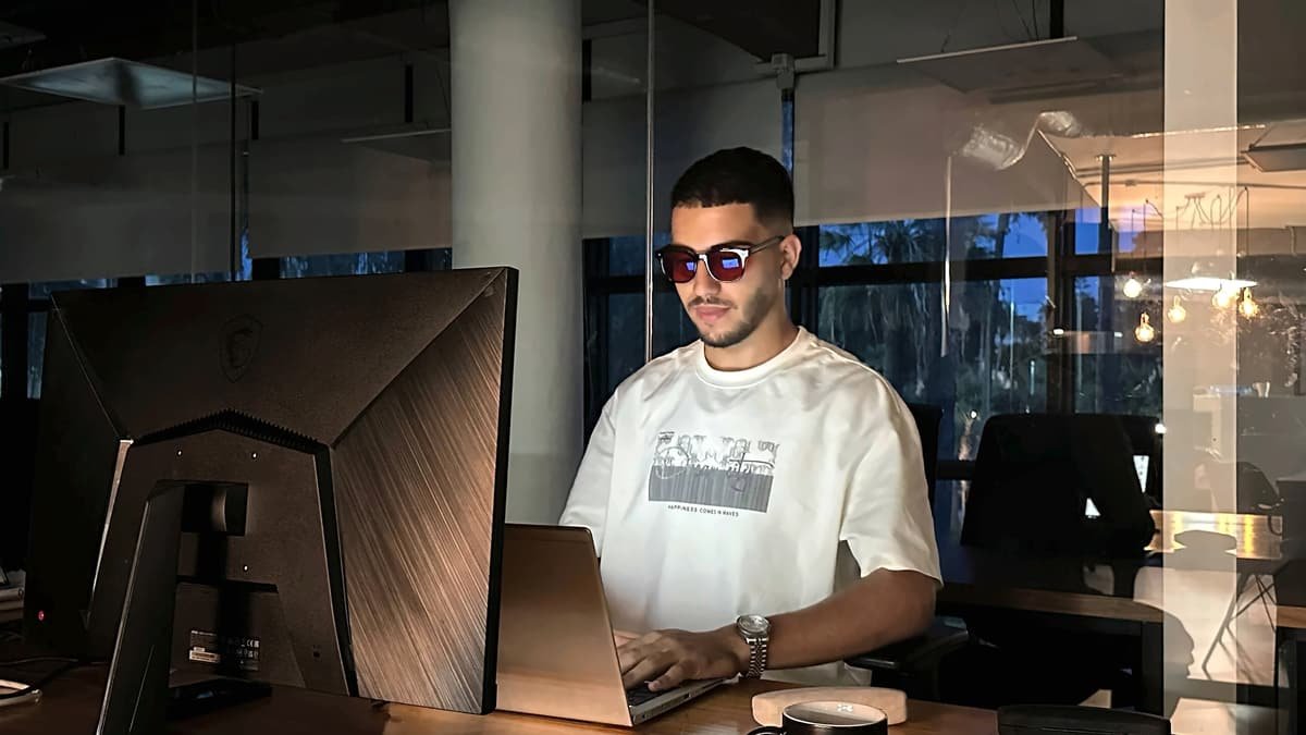 Le même homme travaillant le soir sur son ordinateur avec des lunettes Bleuvex